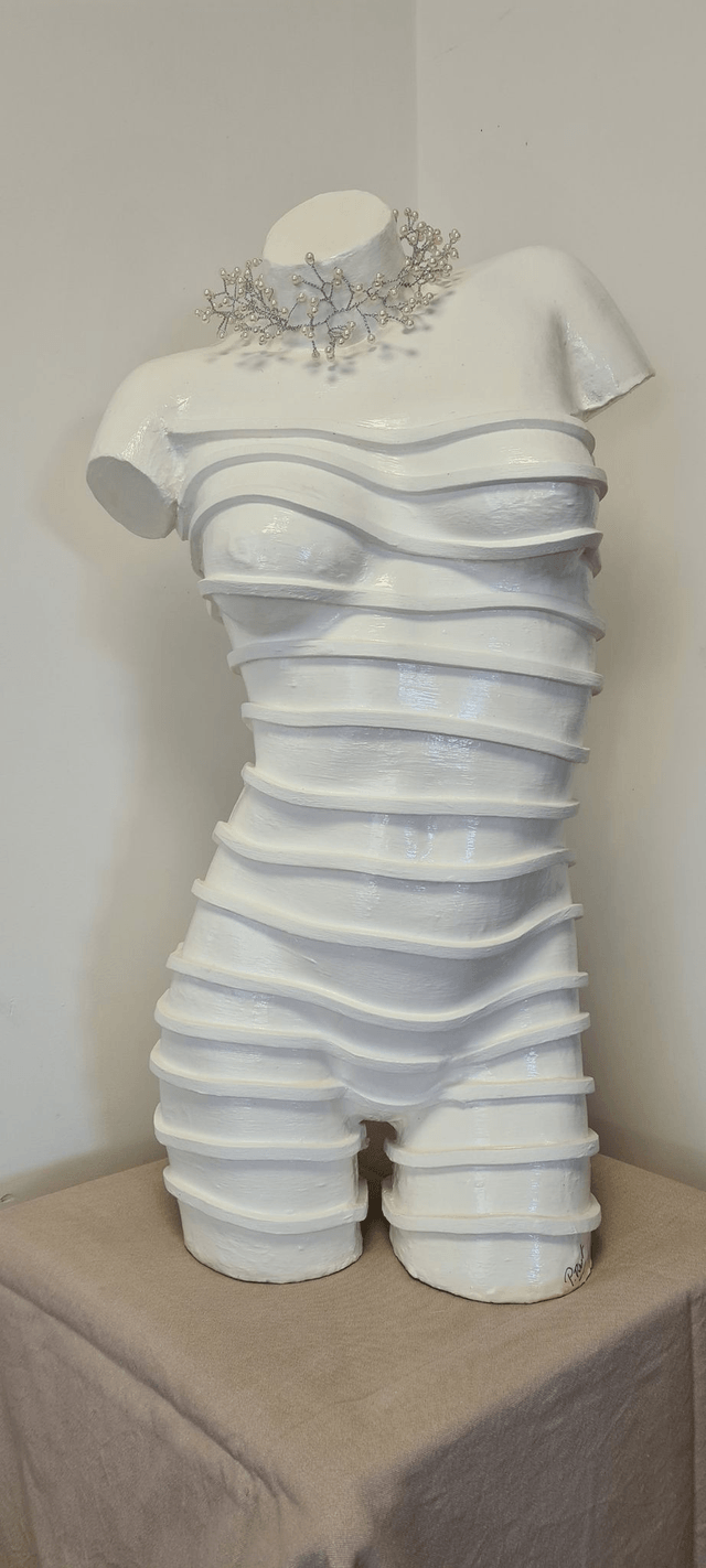 Femme lacet blanc H 80 cm